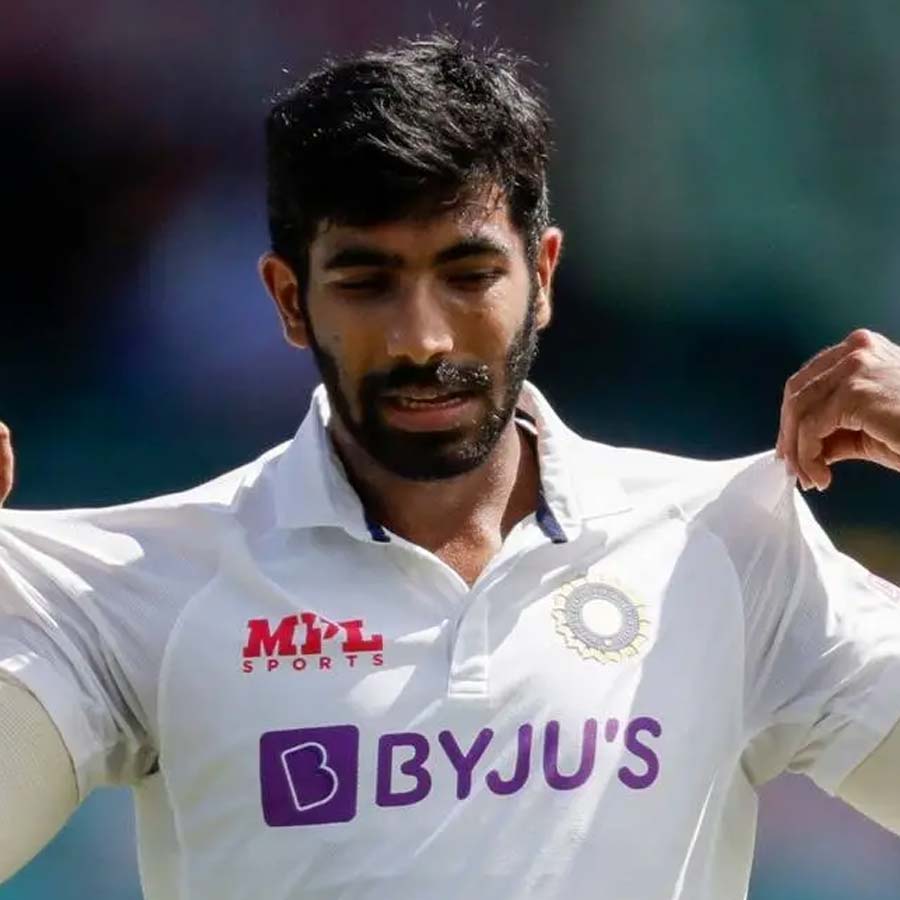 দ্বিতীয় ইনিংসেও বুমরাহদের সামনে ঢাল হয়ে দাঁড়ান রুট। ১০৯ রান করেন ইংরেজ অধিনায়ক। তিনি ছাড়া কেউই ভারতের পেস আক্রমণের সামনে দাঁড়াতে পারেননি। পাঁচ উইকেট নেন বুমরাহ।