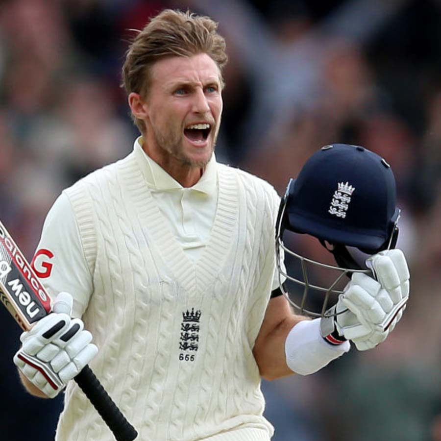 জবাবে আবার ‘কথা বলতে শুরু করে’ জো রুটের ব্যাট। চার নম্বরে ব্যাট করতে নেমে ১৮০ রানে অপরাজিত থেকে যান তিনি। মূলত তাঁর ব্যাটে ভর করেই ৩৯১ রান তোলে ইংল্যান্ড। জনি বেয়রস্টো করেন ৫৭ রান। চার উইকেট নেন মহম্মদ সিরাজ।