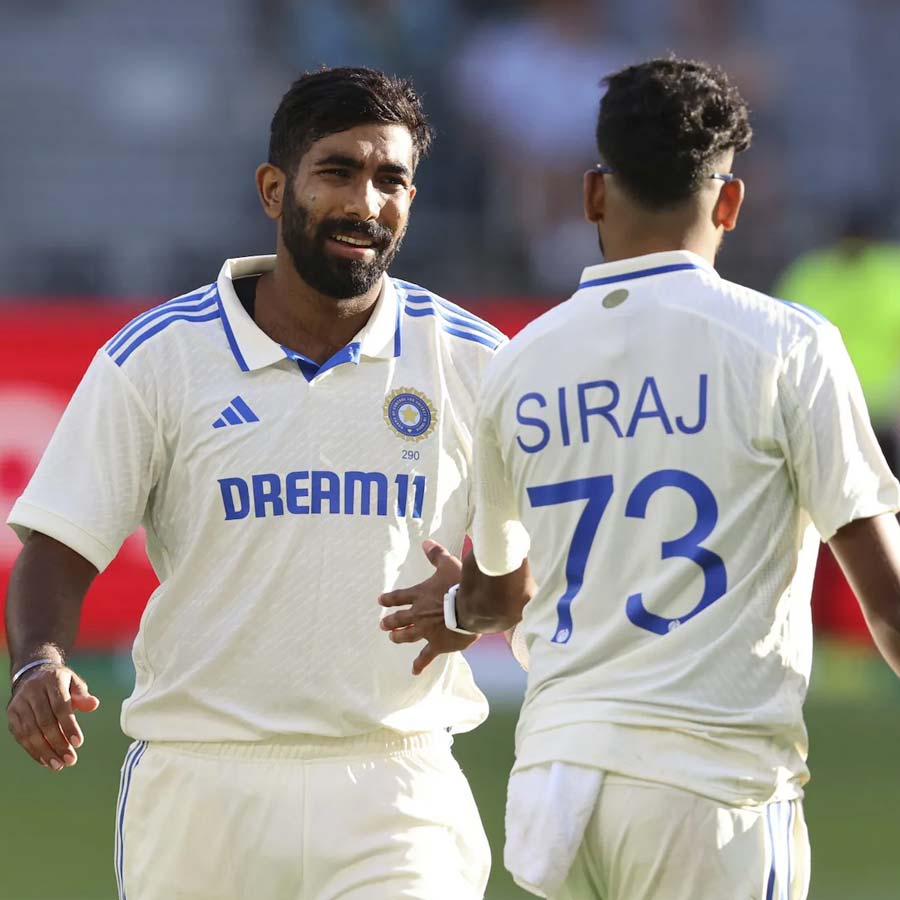 ২৭২ রানের লক্ষ্যমাত্রা নিয়ে ব্যাট করতে নেমে তাসের ঘরের মতো ভেঙে পড়ে ইংল্যান্ডের দ্বিতীয় ইনিংস। সিরাজ-বুমরাহদের দাপটে মাত্র ১২০ রান করতে পারে তারা। ১৫১ রানে জিতে সিরিজ়ে এগিয়ে যায় ভারত। ম্যাচের সেরা হন লোকেশ রাহুল।