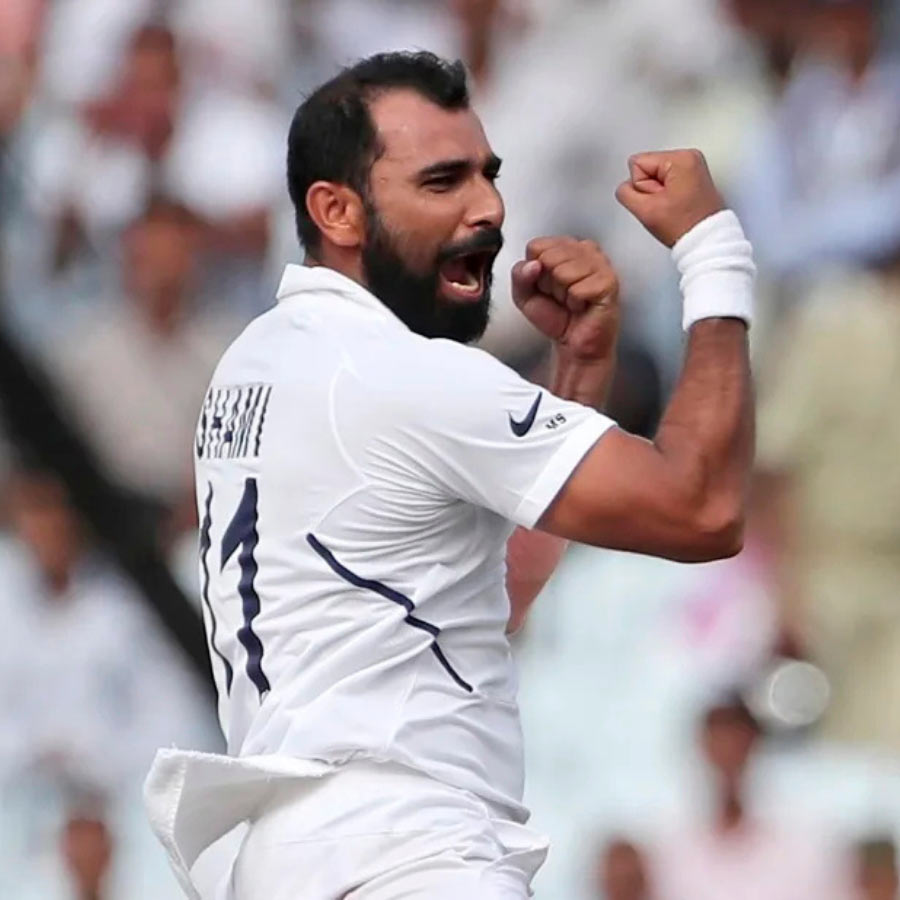 ব্যাট হাতেও চমক দেখায় ইংরেজ বাহিনী। রুটের শতরানে ৪৩২ রানে থামে ইংল্যান্ডের প্রথম ইনিংস। চার উইকেট নেন মহম্মদ শামি।