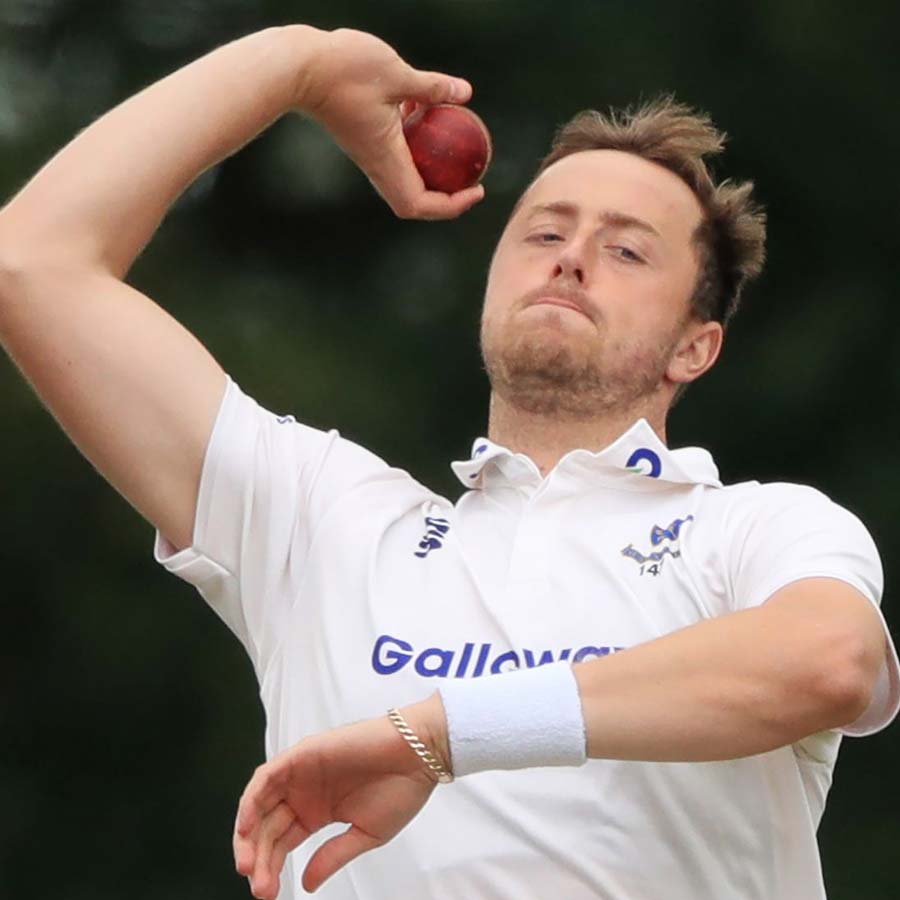 ৩৫৪ রানে পিছিয়ে থেকে ব্যাট করতে নেমে রানের চাপেই হেরে যায় ভারত। পুজারা-রোহিত-কোহলিরা চেষ্টা করলেও ২৭৮ রানে শেষ হয় ভারতের দ্বিতীয় ইনিংস। ফলে এক ইনিংস ও ৭৬ রানে হারে ভারত। সাত উইকেট নিয়ে ম্যাচের সেরা হন ওলি রবিনসন।