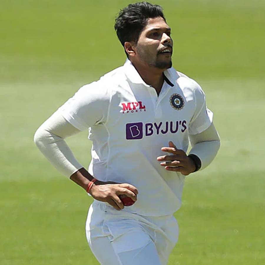 ৩৬৮ রানের লক্ষ্য নিয়ে ব্যাট করতে নেমে দুর্দান্ত শুরু করেন ইংল্যান্ডের দুই ওপেনার। রোরি বার্নস এবং হাসিব হামিদ, অর্ধশতরান করেন দু’জনেই। কিন্তু ওই দু’জন ছাড়া আর কেউই তেমন কিছু করতে পারেননি। ইংল্যান্ডের ইনিংস শেষ হয় ২১০ রানে। ১৫৭ রানে টেস্ট জেতে ভারত। উমেশ যাদব তিন উইকেট নেন। সিরাজ বাদে বাকি তিন বোলার দু’টি করে উইকেট নেন।