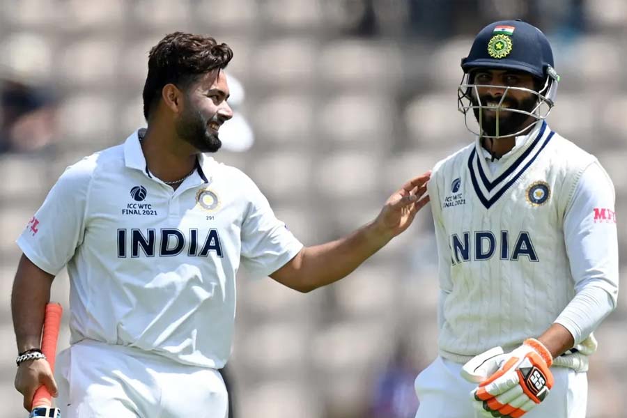 সিরিজ় বাঁচাতে বার্মিংহ্যামে নামে ইংল্যান্ড। দু’পক্ষই দলে একাধিক পরিবর্তন করে। প্রথম ইনিংসে পন্থ-জাডেজার শতরানে ভর করে ৪১৬ রান করে ভারত। পাঁচ উইকেট নেন জেমস অ্যান্ডারসন।