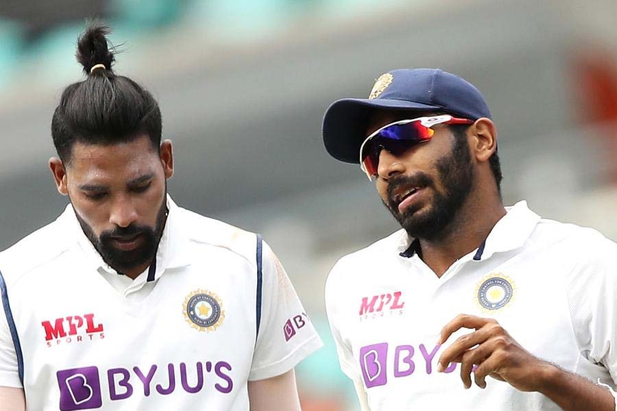 ব্যাট করতে নেমে সিরাজ-বুমরাহদের দাপটে ২৮৪ রানে শেষ হয় ইংল্যান্ডের ইনিংস। শতরান করে ইংরেজদের মুখরক্ষা করেন জনি বেয়ারস্টো।