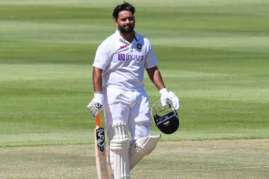 দ্বিতীয় ইনিংসে অবশ্য খুব ভাল ব্যাট করতে পারেনি ভারত। পন্থ, পুজারা অর্ধশতরান করলেও ২৪৫ রানে আটকে যায় ভারতের দ্বিতীয় ইনিংস। ৪ উইকেট নেন ইংরেজ অধিনায়ক বেন স্টোকস।