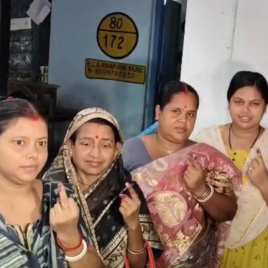 ভোট দেওয়ার পর মহিলা ভোটাররা। 