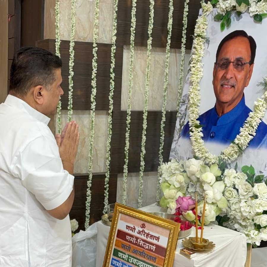 Suvendu attends Rupani’s condolence meet in Kolkata
