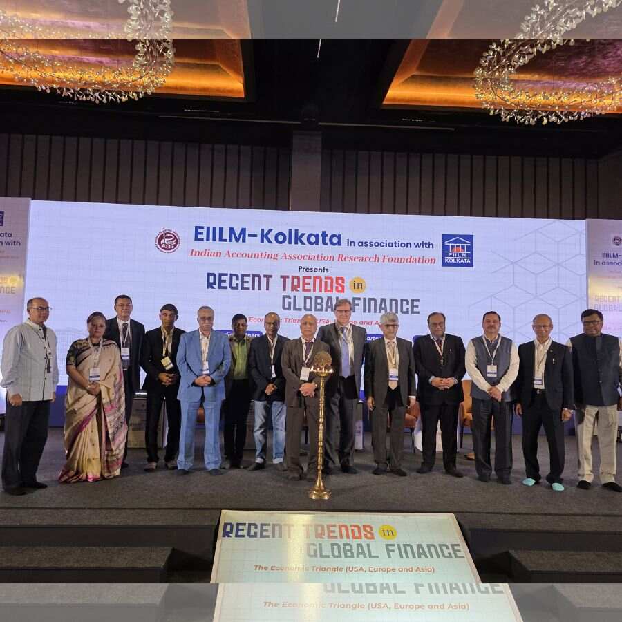 Distinguished guests at the conference discussed the changing international economy.