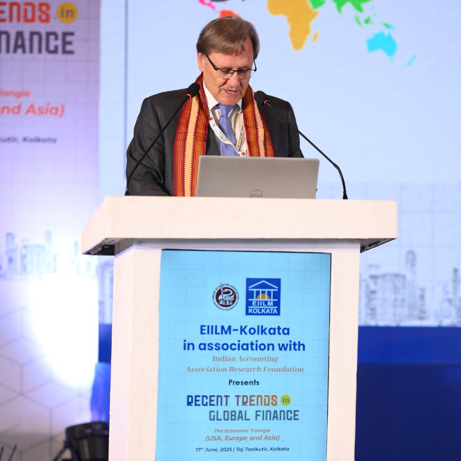 বক্তব্য রাখছেন সম্মেলনের মূল বক্তা অর্থনৈতিক বিশ্লেষক এবং প্রাক্তন ‘ডিলয়েড’ কনসালটিং পার্টনার  এবং অধ্যাপক পিটার পি. মুলার।