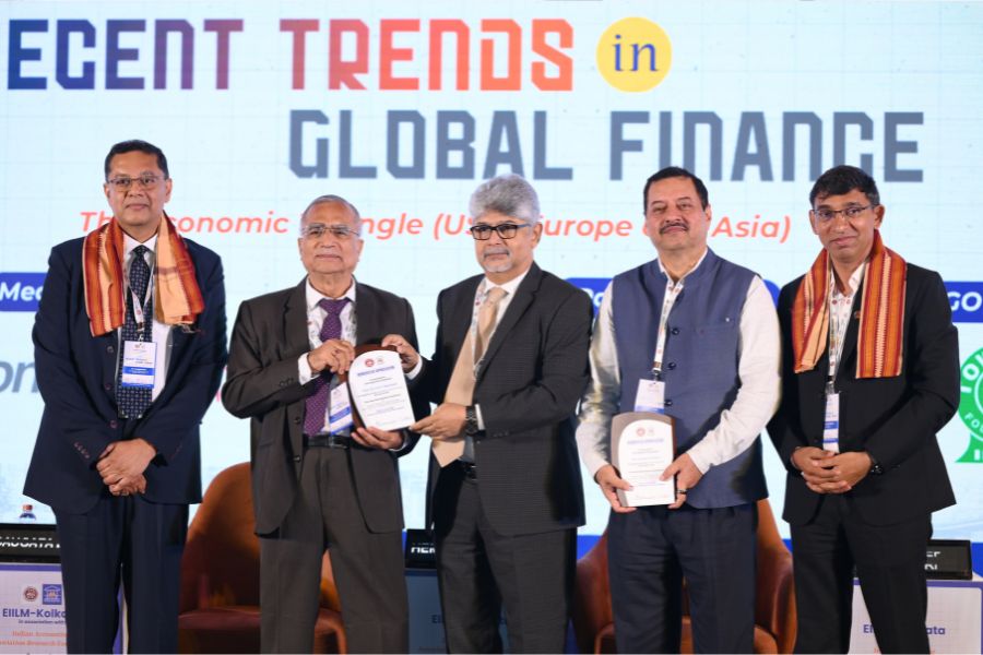 আন্তর্জাতিক সম্মেলনে শামিল হয়েছেন বিশিষ্ট ব্যক্তিত্বরা। 