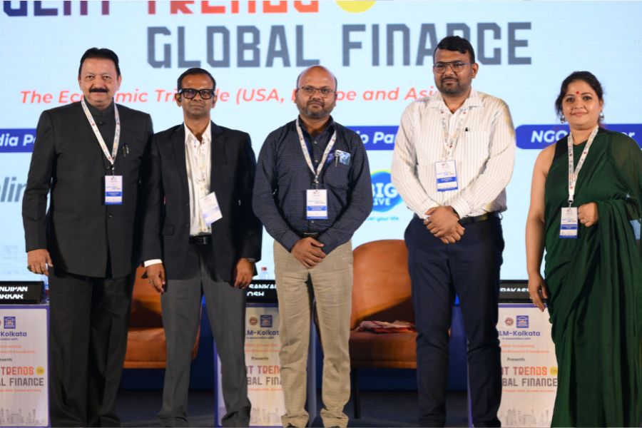 আন্তর্জাতিক সম্মেলনে শামিল হয়েছেন বিশিষ্ট ব্যক্তিত্বরা। 