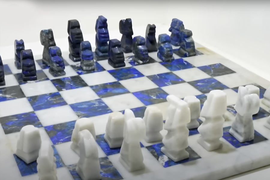 ল্যাপিস লাজ়ুলি পাথর দিয়ে তৈরি দাবার ঘুঁটি এবং বোর্ড।