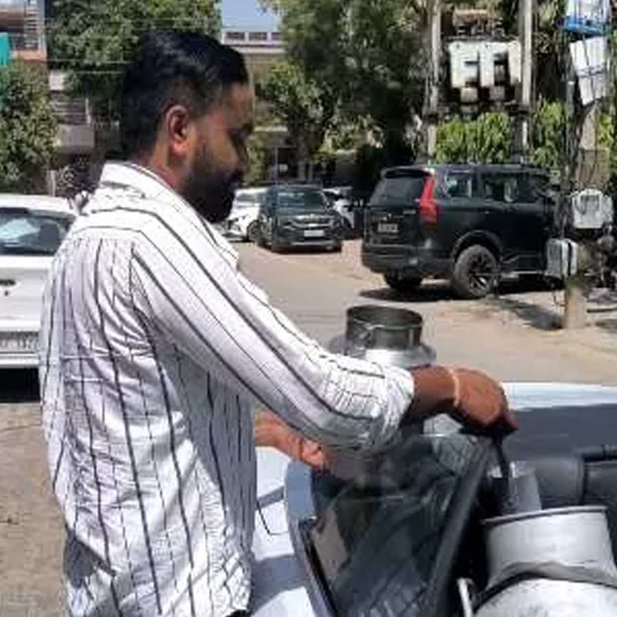 Ex banker turned into milkman and delivered milk with Audi and Harley Davidson in Faridabad