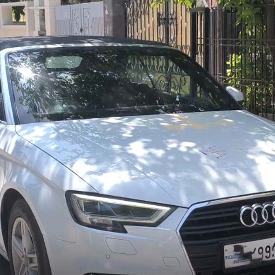 Ex banker turned into milkman and delivered milk with Audi and Harley Davidson in Faridabad