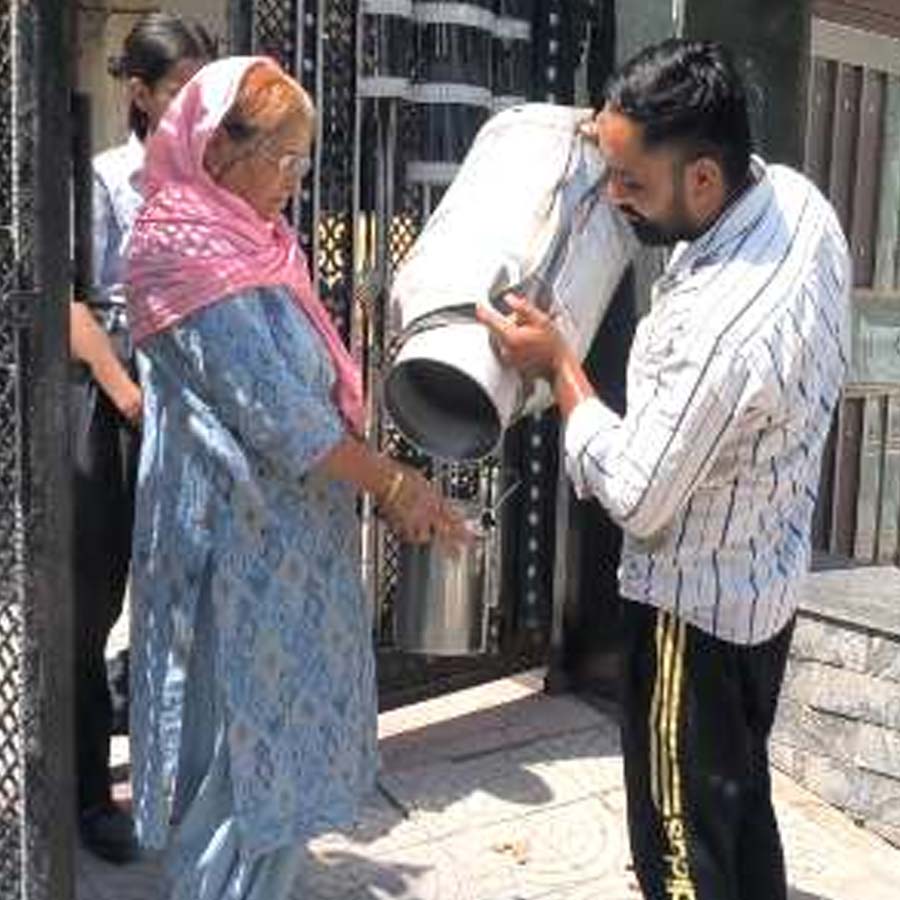 Ex banker turned into milkman and delivered milk with Audi and Harley Davidson in Faridabad