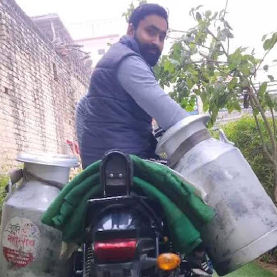 Ex banker turned into milkman and delivered milk with Audi and Harley Davidson in Faridabad