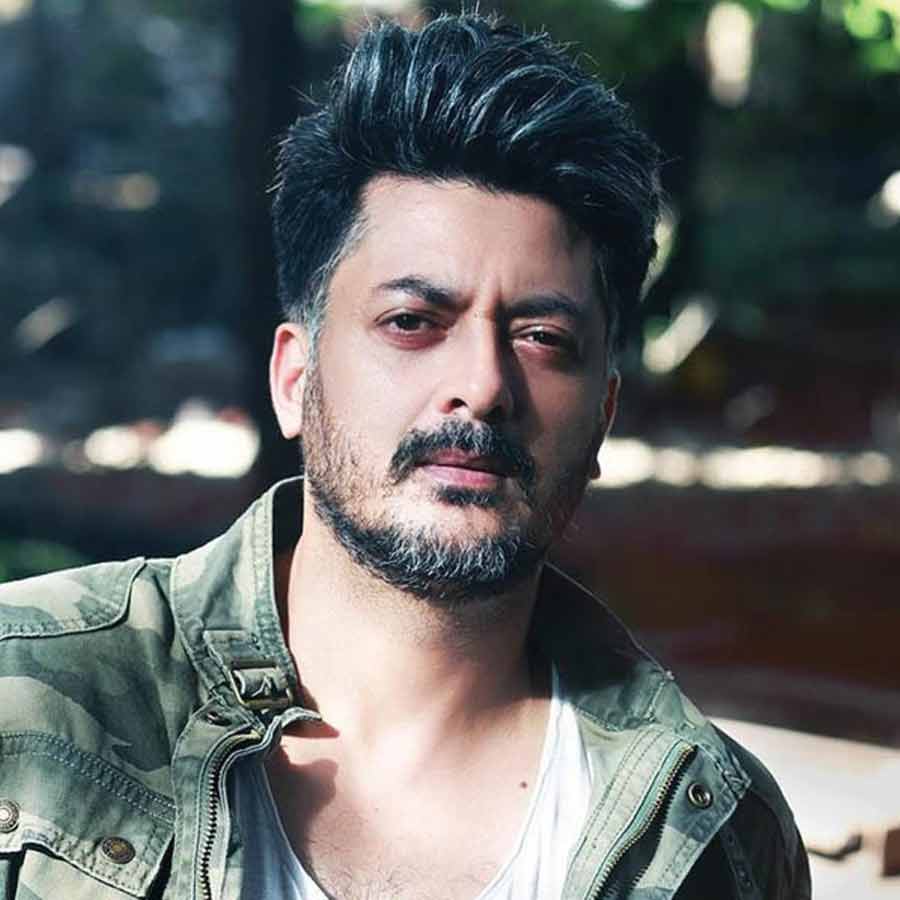 Actor Jisshu Sengupta’s video goes viral where he seen to help out his fan