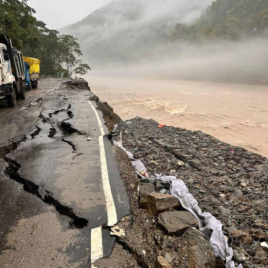 Landslide in NH10, roads towards kalimpong, tourists face problem dgtld