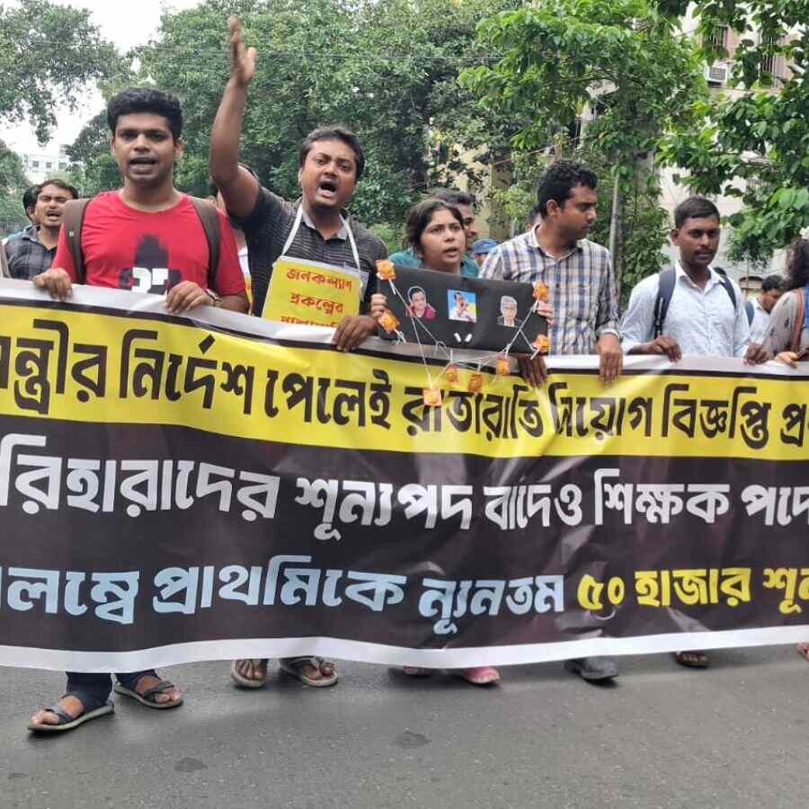 Job seekers who passed the TET exam in 2022 marched from Dharmatala to College Street.