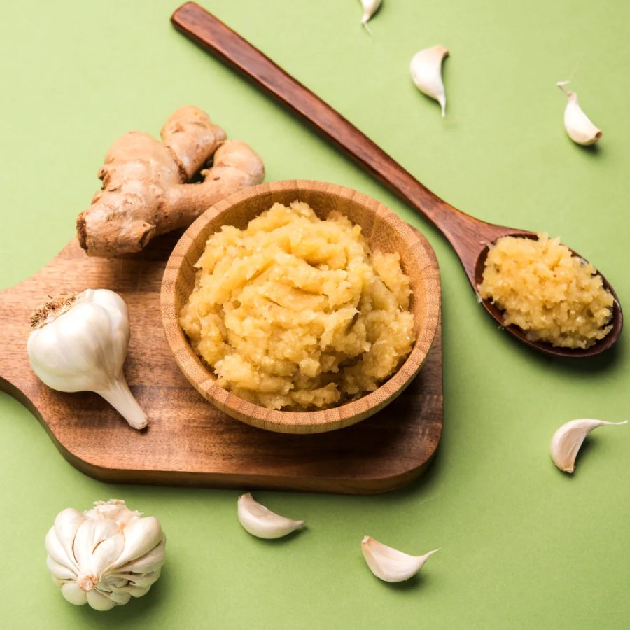 কিছু পেস্টে পচা আদা এবং রসুন ব্যবহার করা হয়।