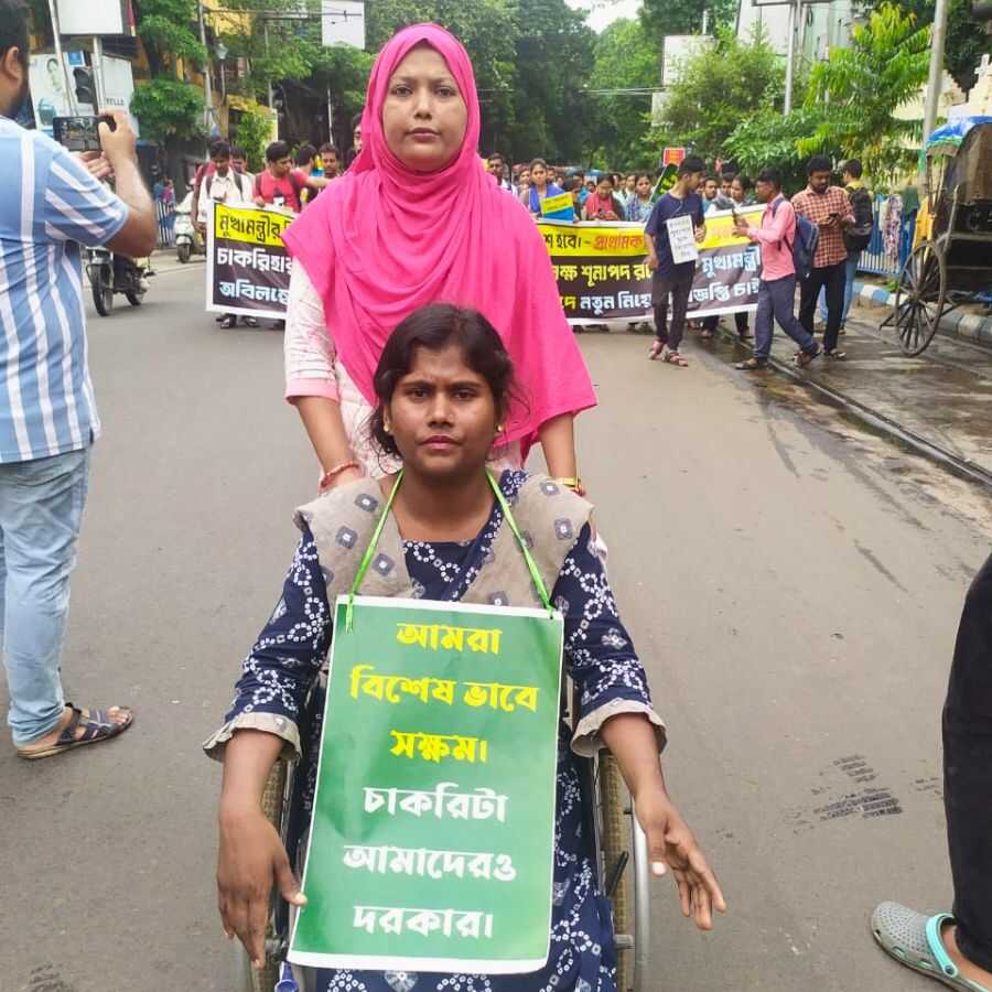 একাধিক বার চাকরির দাবিতে পথেও নেমেছেন পরীক্ষার্থীরা। 