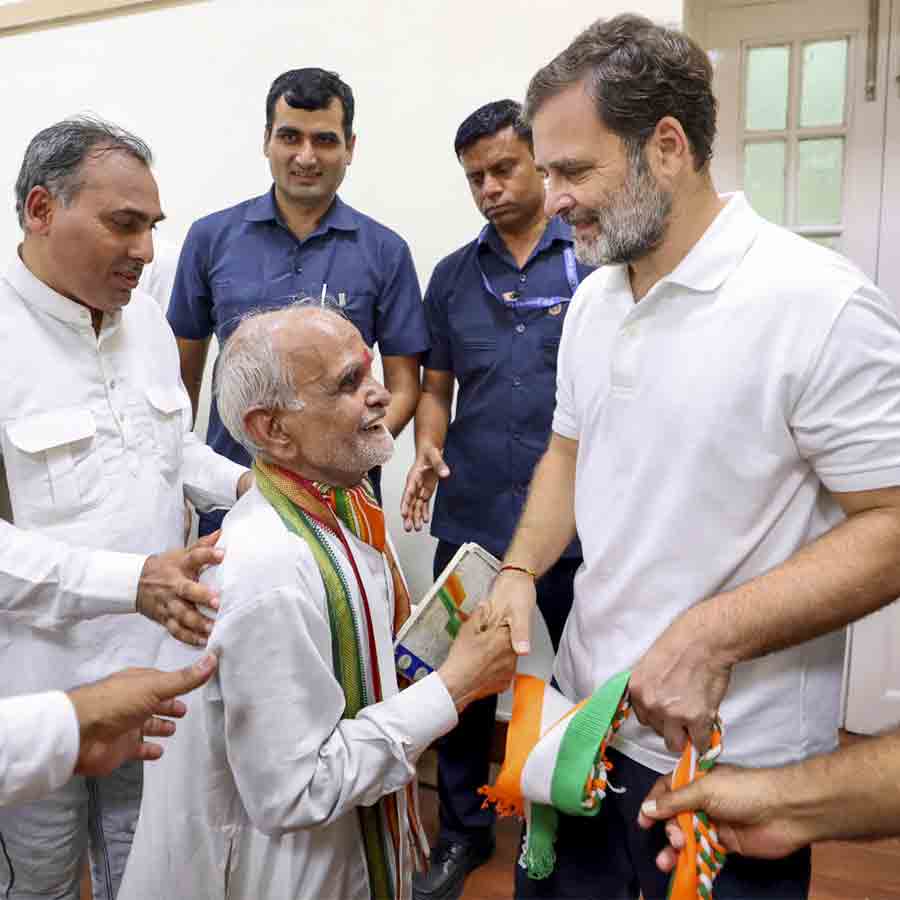 Rahul Gandhi did not cut cake on his birthday as a tribute to Plane crash in Ahmedabad