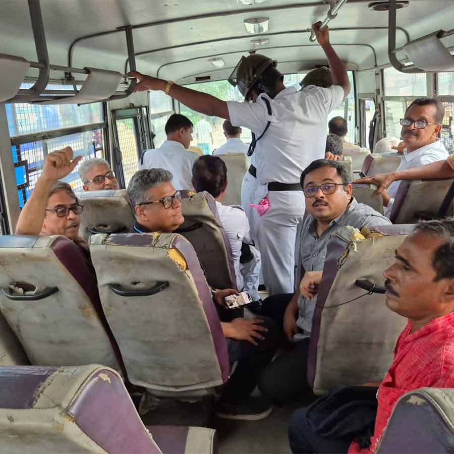 মিছিল থেকে গ্রেফতারের পরে লালবাজারের পথে বাম নেতারা। মেটিয়াবুরুজে।