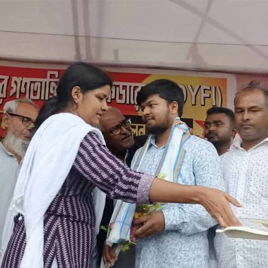 Minakshi’s innings to be ended in DYFI, outgoing president to replace her
