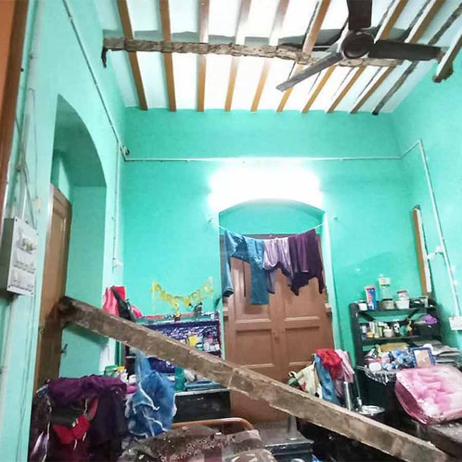 Calcutta University student dormitory roof beam collapses