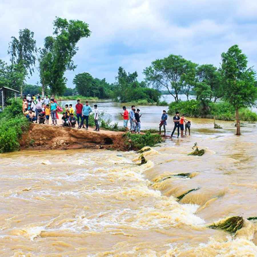 Several villages flooded after Dam over Shilabati River collapsed at Chandrakona