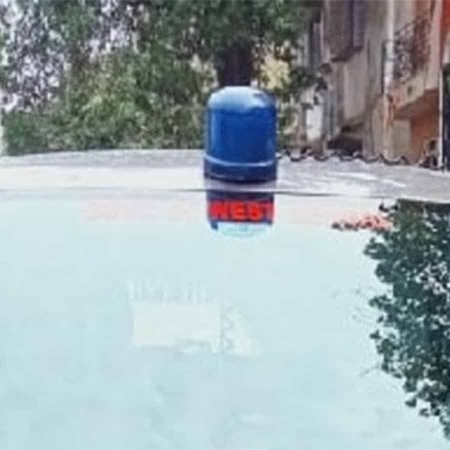 Man arrested from Behala for illegally installing blue light on car