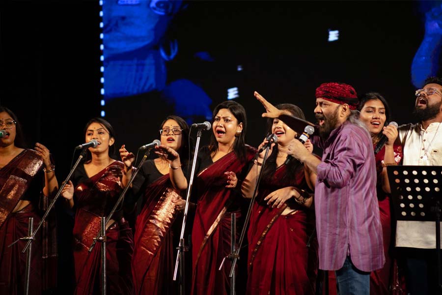 কয়্যারের গান ‘মিস’ করেন দেবজ্যোতি মিশ্র।