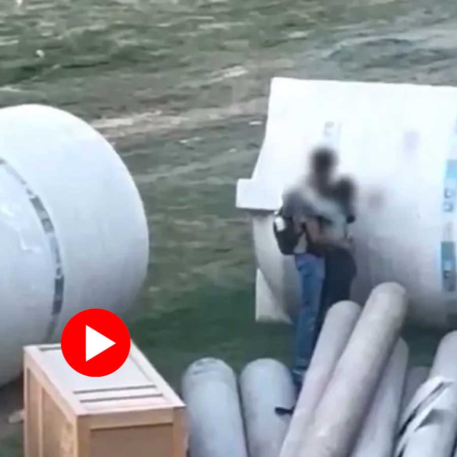 Video shows a couple doing pda in public goes viral, Internet reacts