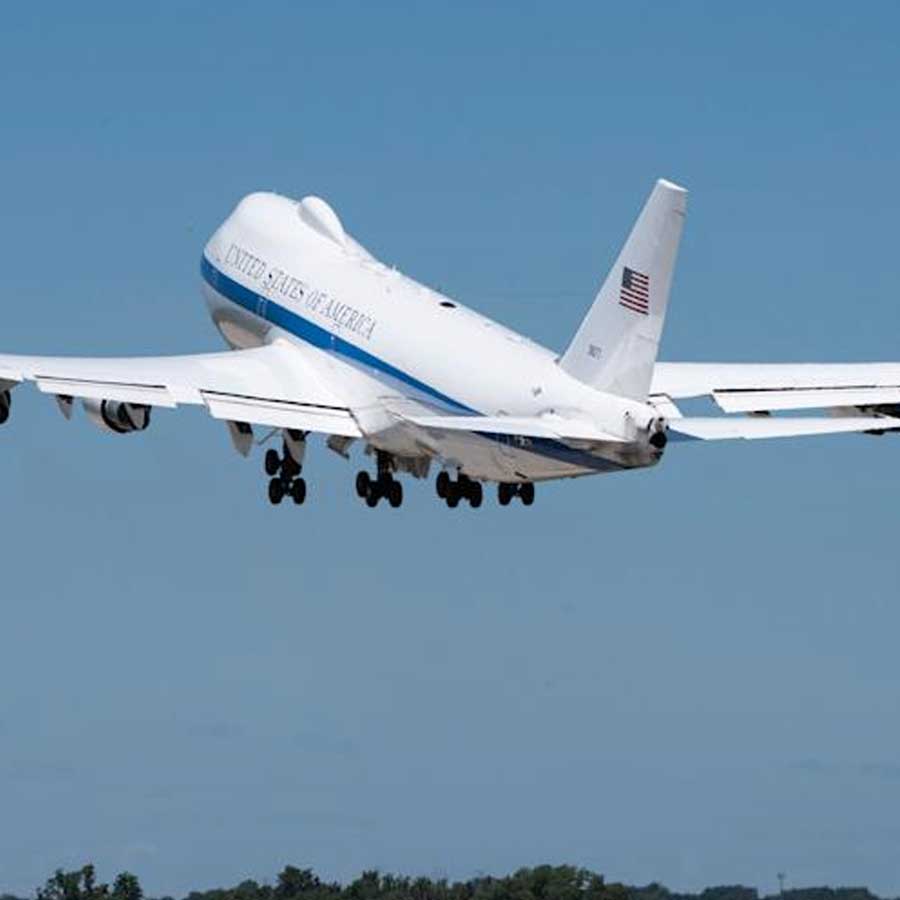 US air force landed nuclear war survival Doomsday Plane in Washington