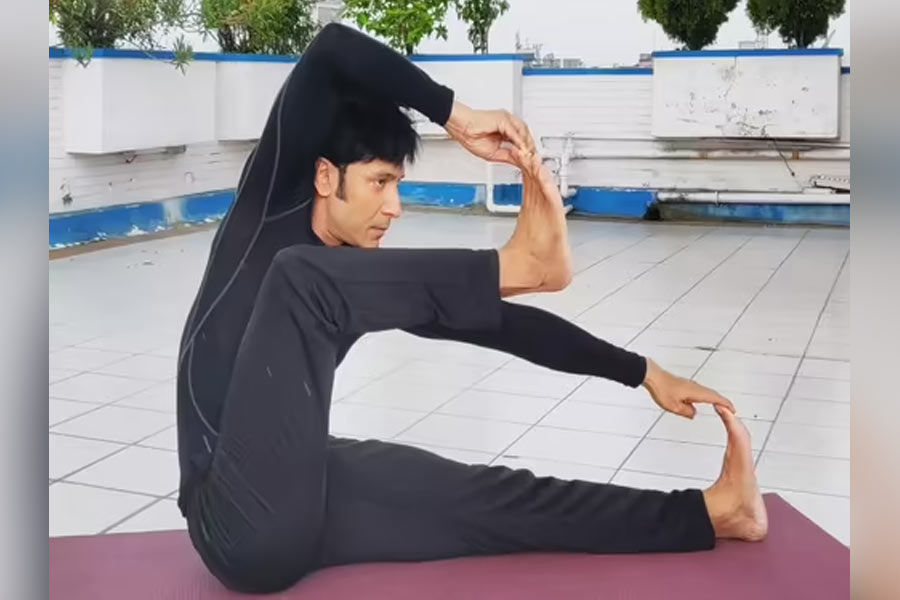 টোটা রায়চৌধুরীর যোগাভ্যাস।