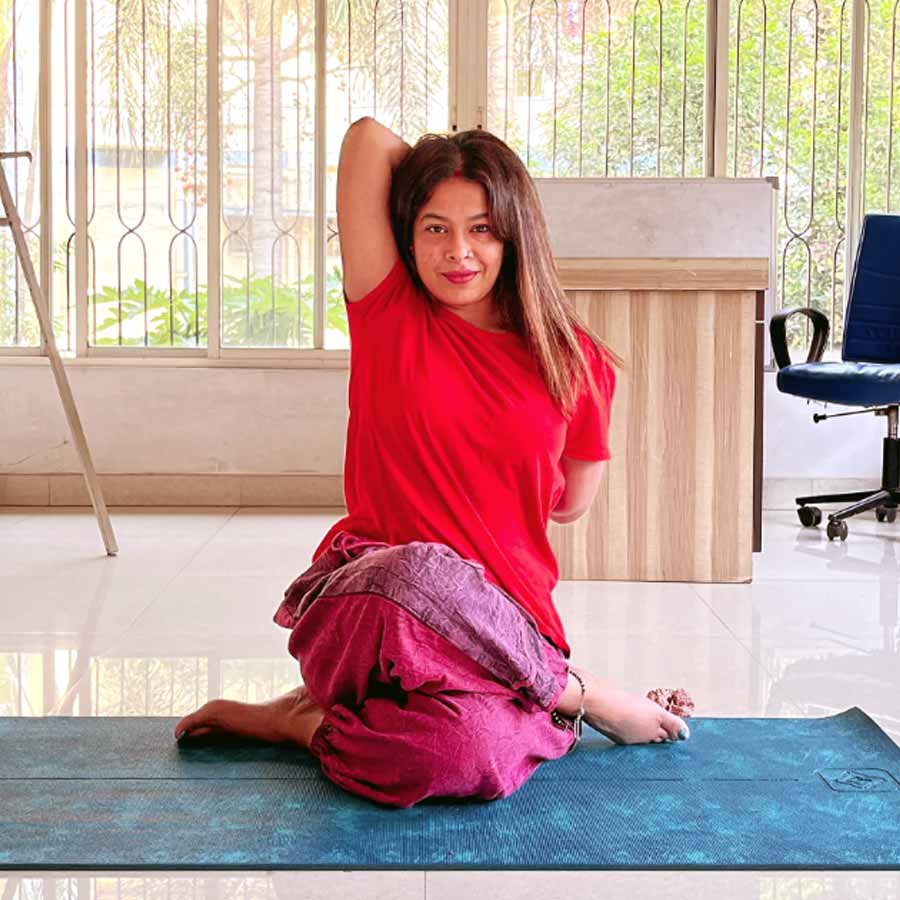 ইমন চক্রবর্তীর যোগাভ্যাস।