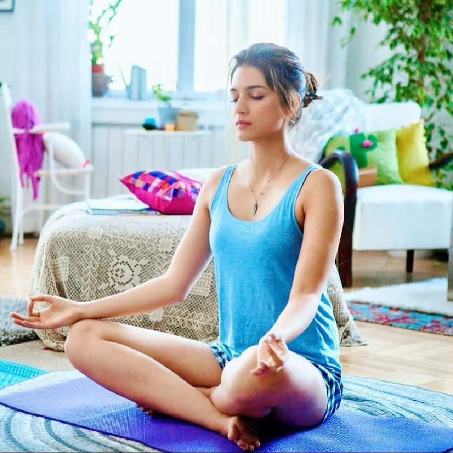 কৃতী শ্যাননের যোগাভ্যাস।