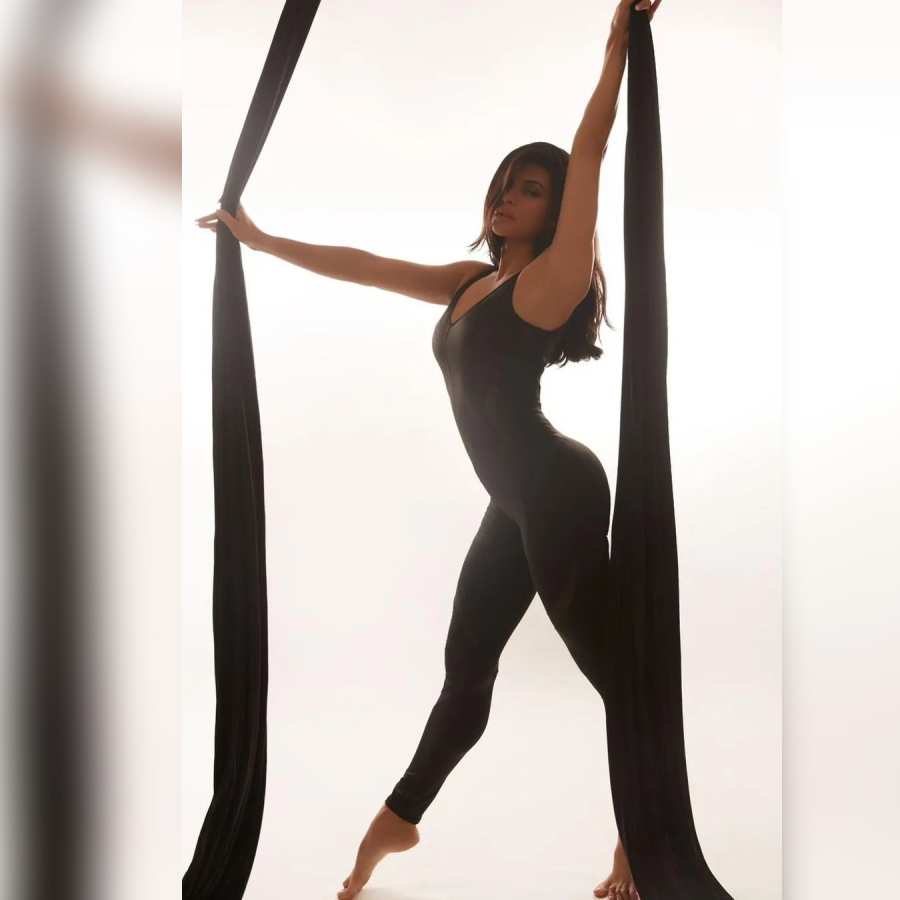 জ্যাকলিন ফার্নান্ডেজ়ের যোগাভ্য়াস।