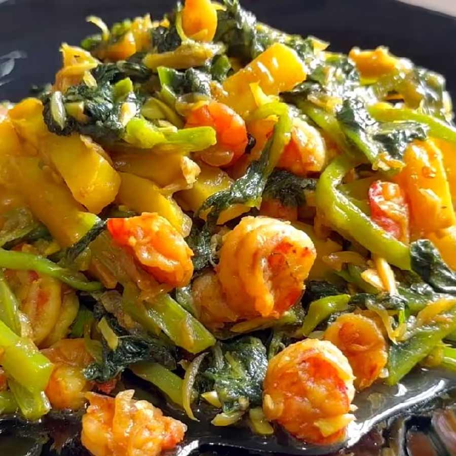 Traditional Bengali Recipe of Malabar spinach with Prawn curry