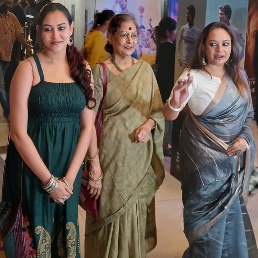 মেঘলা দাশগুপ্ত, বিদীপ্তা চক্রবর্তী এবং তাঁর মা এক ফ্রেমে।