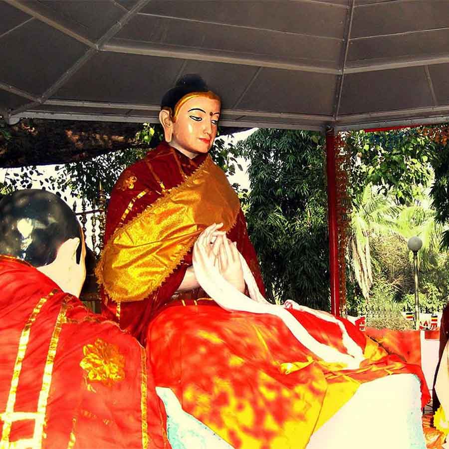 ধর্মচক্র: সারনাথে পাঁচ জন শিষ্যকে উপদেশ দিয়ে প্রথম ধর্মপ্রবর্তন শুরু করেন গৌতম বুদ্ধ।
