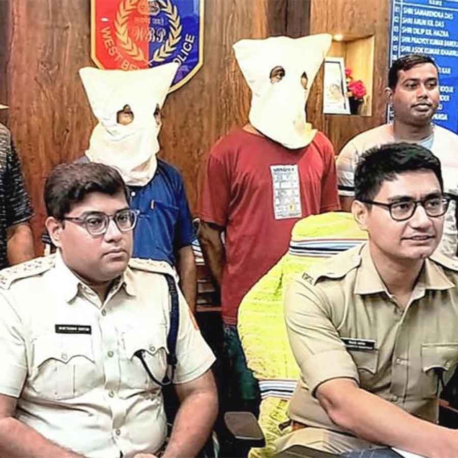 Police caught snatchers at Kalyani