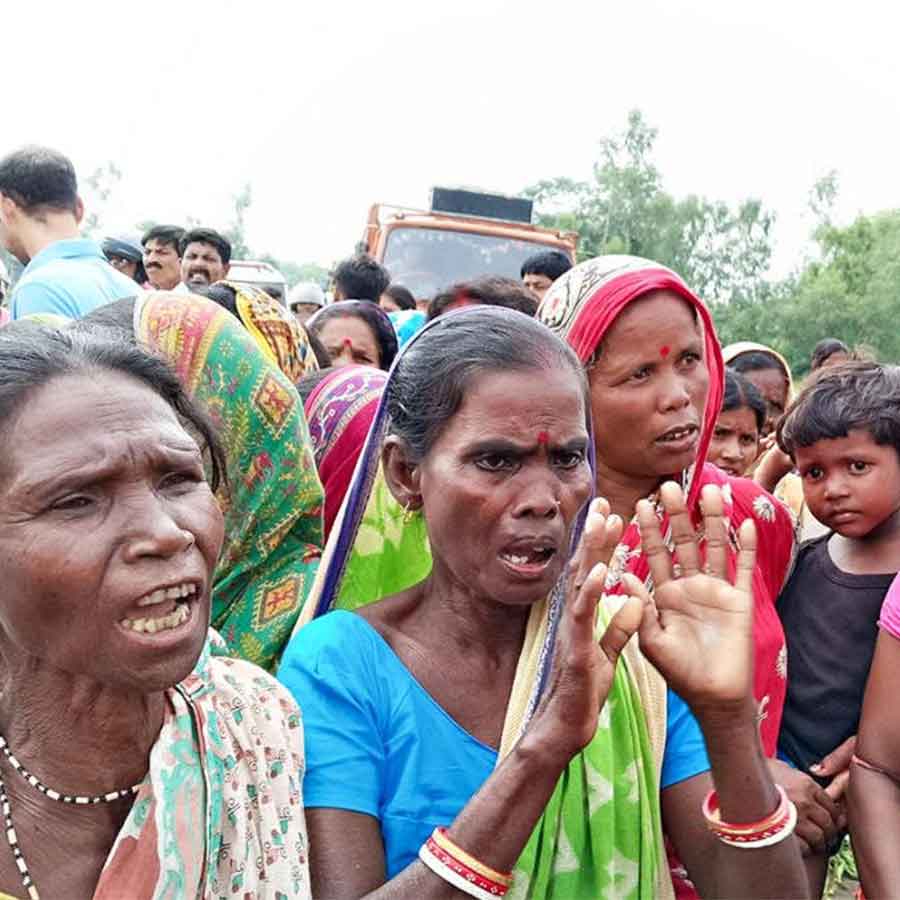 People in distress staged sgitation after not getting food in relief camp, Moloy Ghatak on site survey