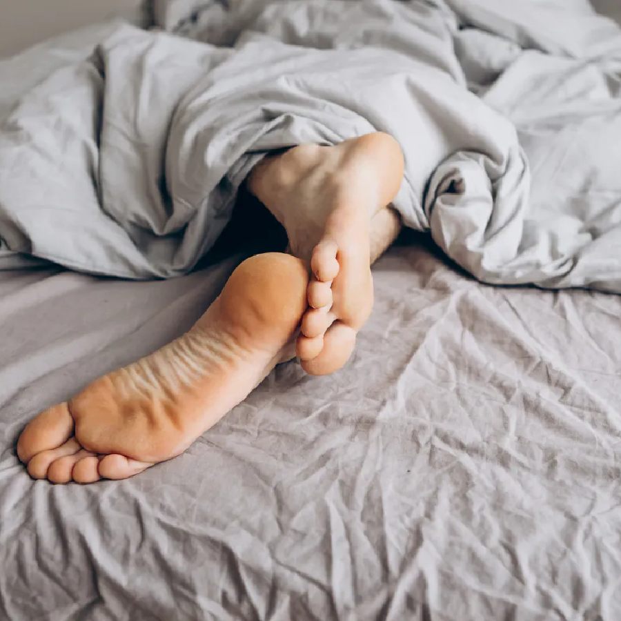 Keeping feet outside blanket can make you sleep better at night dgtl