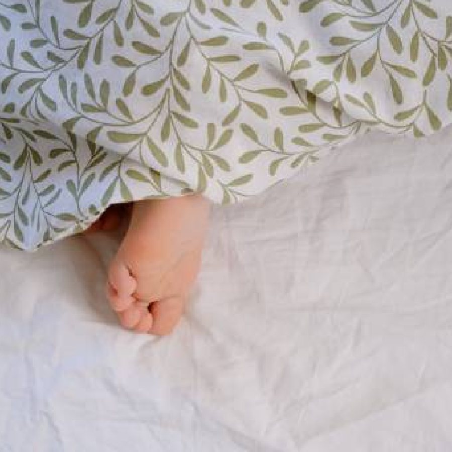 পা চাদরের বাইরে রেখে ঘুমোলে আস্তে আস্তে পা থেকে তাপ বাইরে বেরিয়ে যেতে পারে।