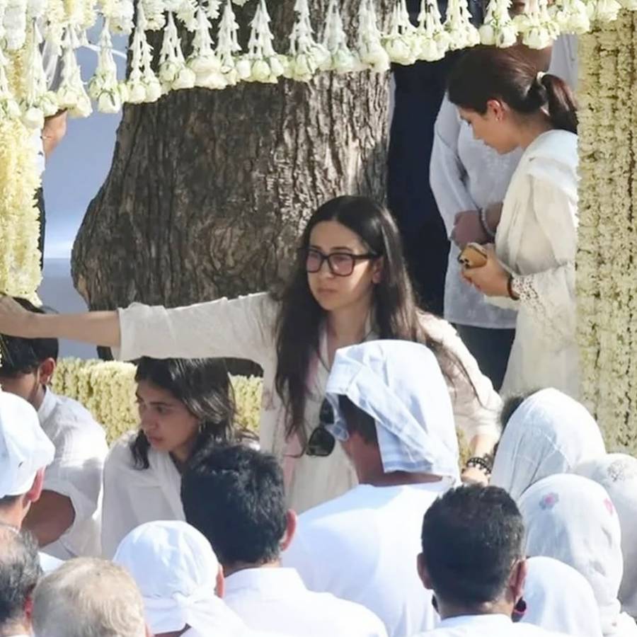 Karisma Kapoor Flies To Delhi With Her Kids dgtl
