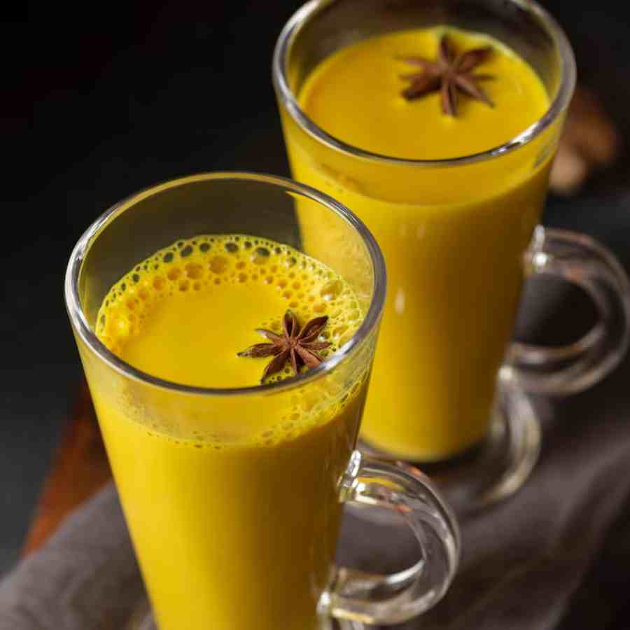 হলদি দুধ।