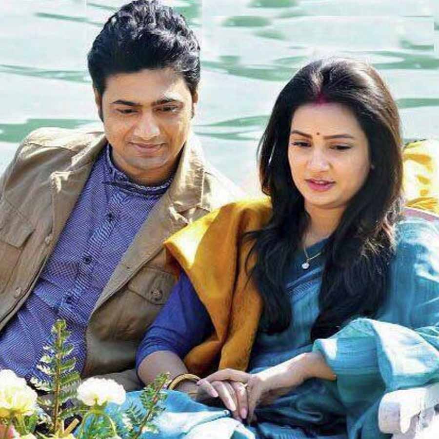 অন্তরঙ্গ দৃশ্যে দেব-শুভশ্রী।