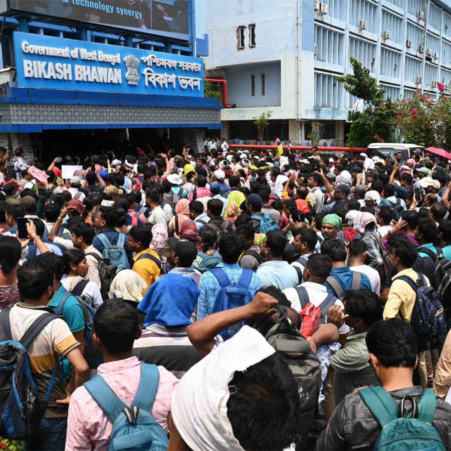 Education is harmed with police administration's attack on protestant teachers who lost their job