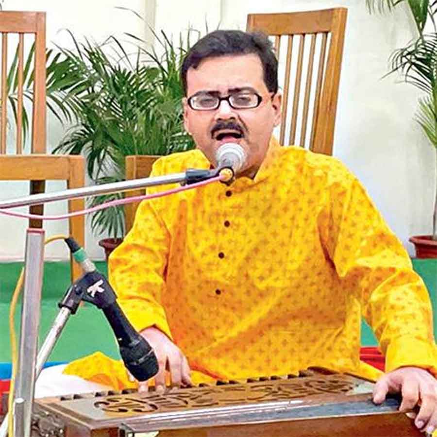 Bhaskar Mitra, a Specially abled person has been taking singing classes for the residents of Lumbini park and Pavlov hospital